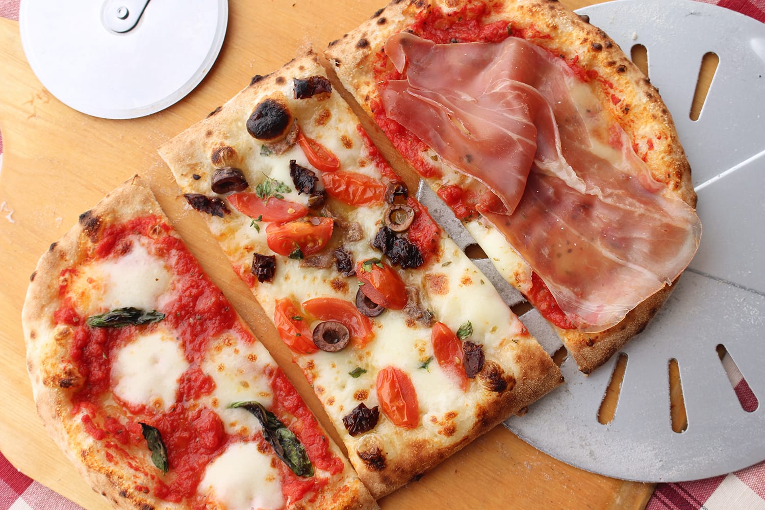 イタリアパン屋定番の切り売りピザ「ピッツァ・アル・タリオ」
